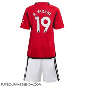 Manchester United Raphael Varane #19 Primera Equipación Niños 2023-24 Manga Corta (+ Pantalones cortos)